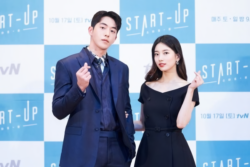 Suzy Dan Nam Joo Hyuk Menghadiri Konferensi Pers Drama Start Up